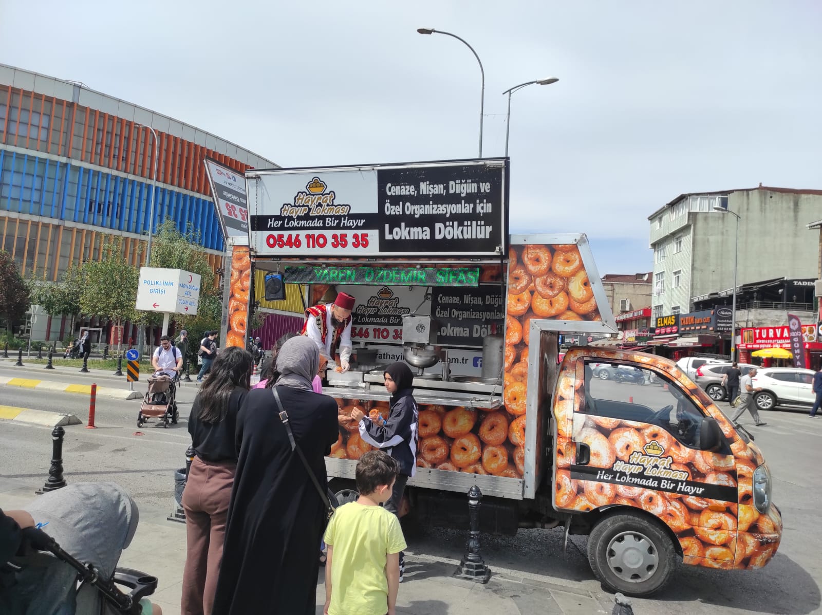 Hayır Lokması Dağıtımında Lokmacı ile Yerinde Lokma Döktürme